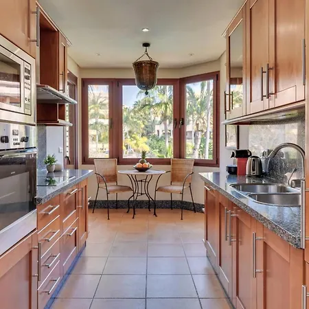 Penthouse In Marbella, Beachfront ماربيا